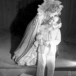Михаил Ромм, в костюме королевы Елизаветы, и Сергей Эйзенштейн. Неосуществленный замысел