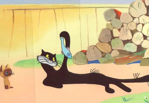 Котенок и черный кот с рыбой