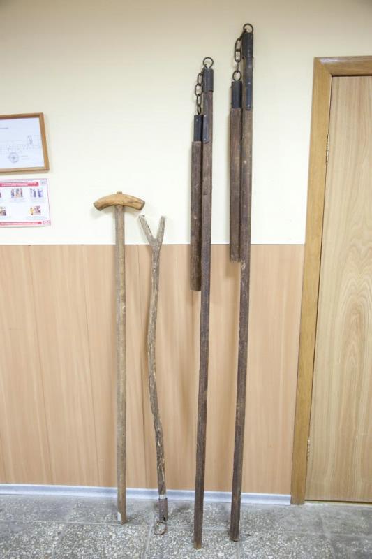 Самодельное деревянное оружие войска Пугачева - дубины, рогатины